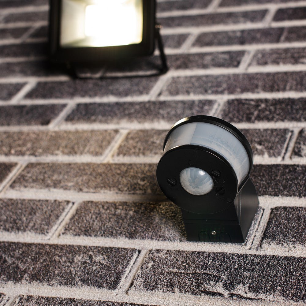 Buitenlamp met sensor aansluiten op schakelaar: zo doe je dat - led.gl